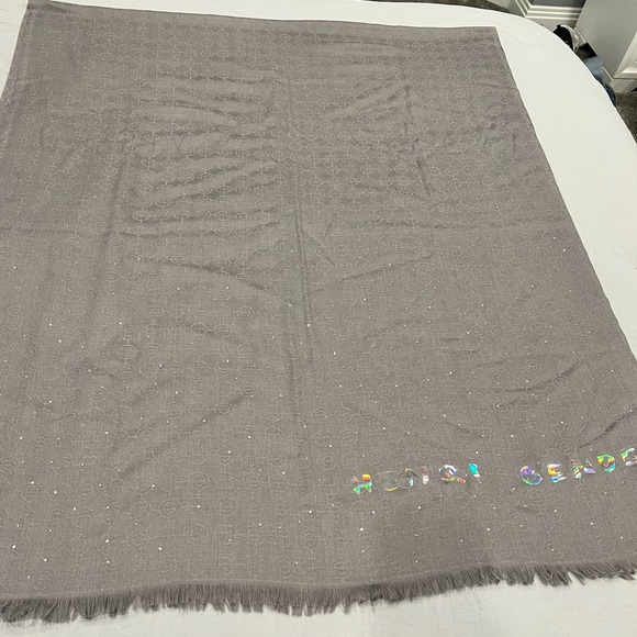 Henri Bendel Scarf. 87x36 Rare iridescent writing with jewels on entire scarf. - Picture 5 of 10
